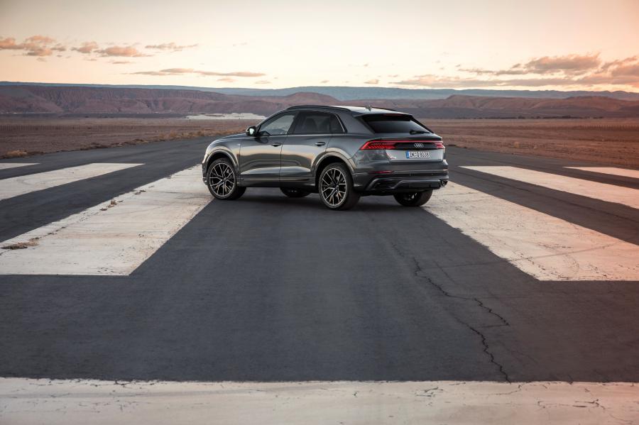  Audi Q8 55 TFSI Quattro S-Line 2018 года  (WW) (фото 4 из 36)